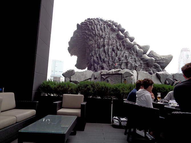 02Tokyo_003_Godzilla_Shinjuku_-_Hotel_Gracery_Cafe_t670